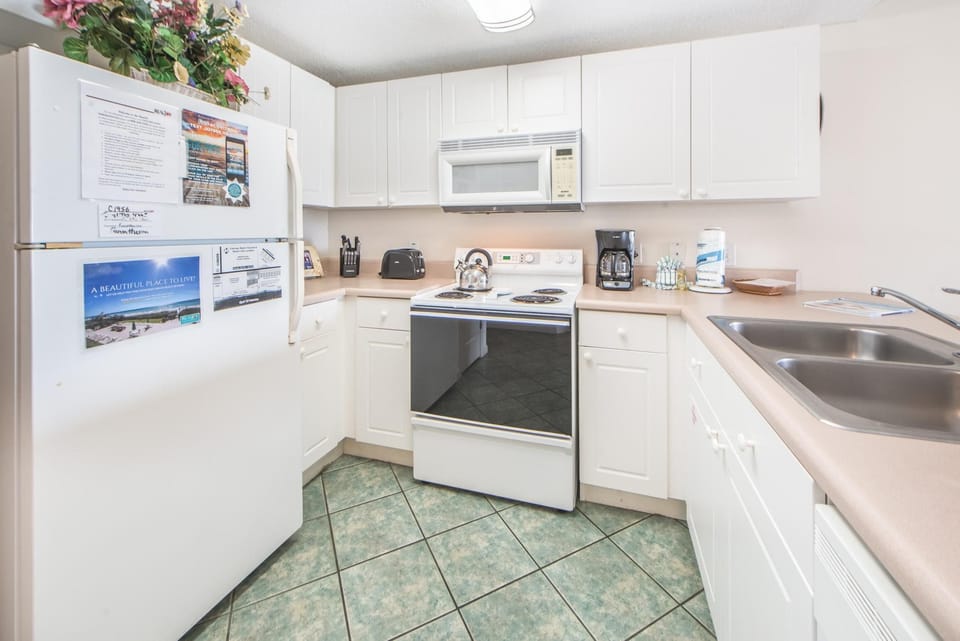 Condo, Multiple Beds (Ciboney 4003) | Private kitchen | Oven, toaster