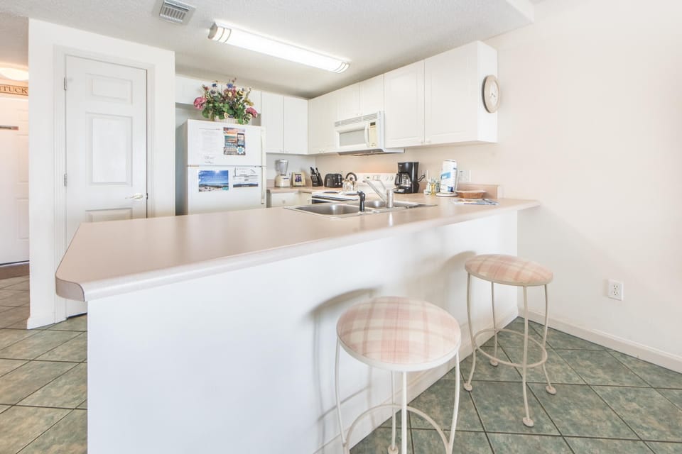 Condo, Multiple Beds (Ciboney 4003) | Private kitchen | Oven, toaster