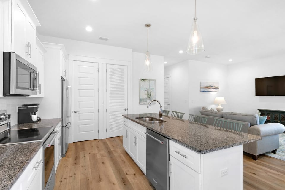 House, Multiple Beds (Bella Blue) | Private kitchen | Oven, toaster
