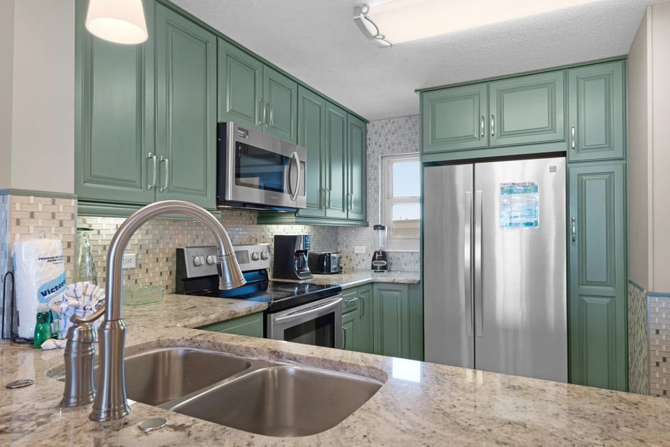 Condo, Multiple Beds (Leeward Key 501) | Private kitchen | Oven, toaster