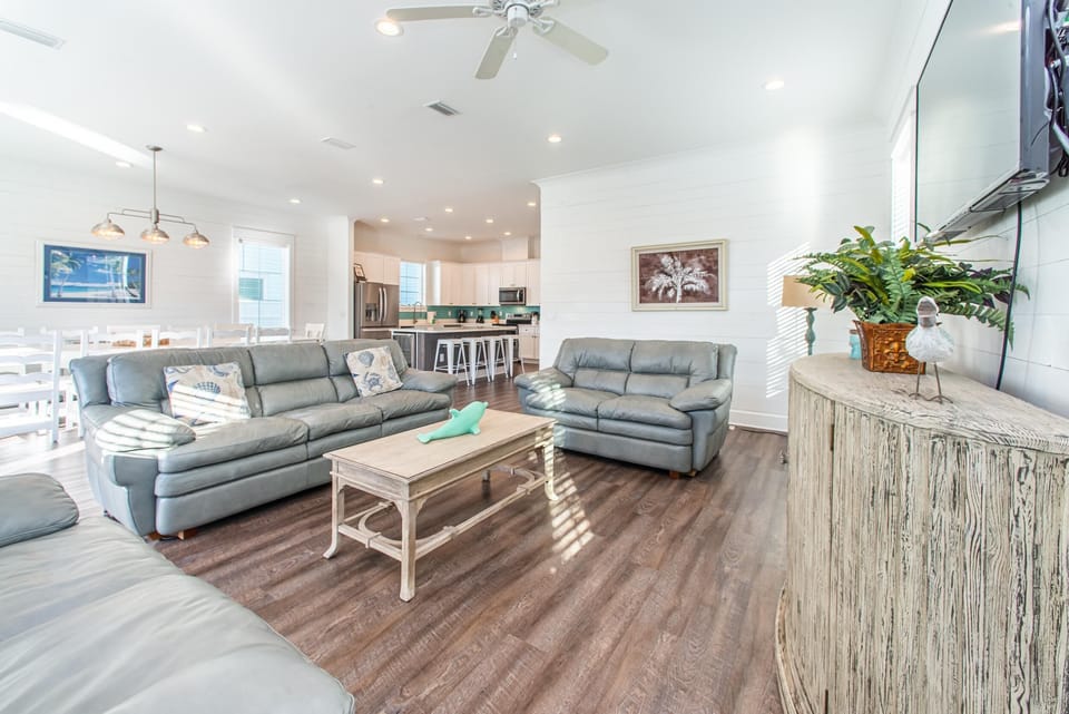 House, Multiple Beds (Fins Up) | Living area | TV
