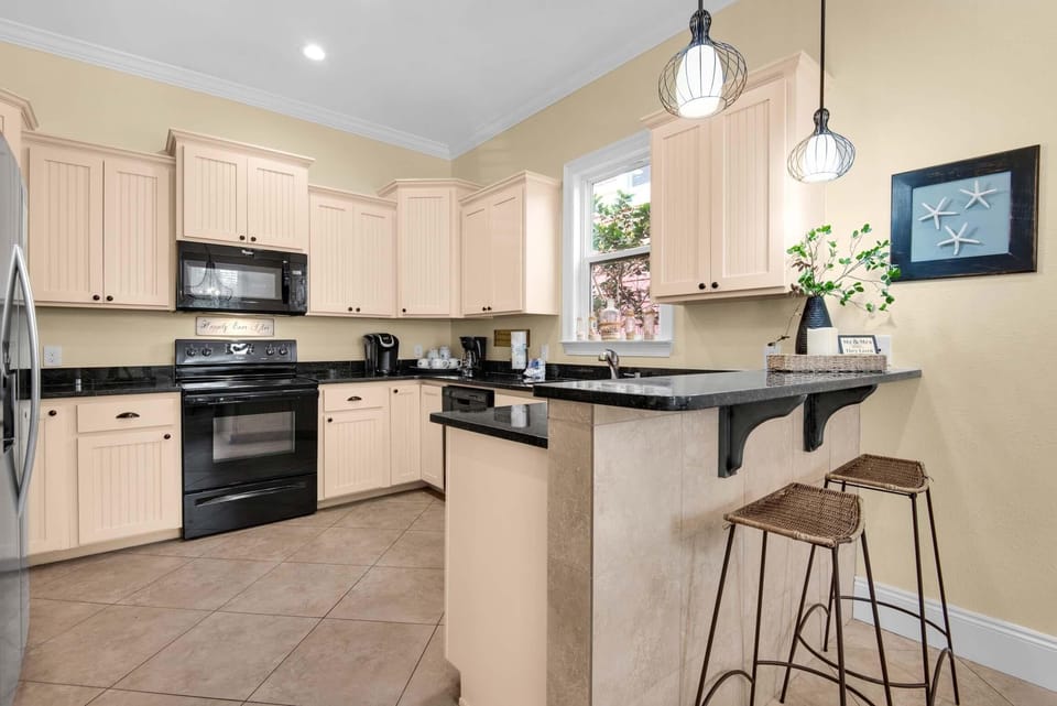 House, Multiple Beds (Happily Ever After) | Private kitchen | Oven, toaster