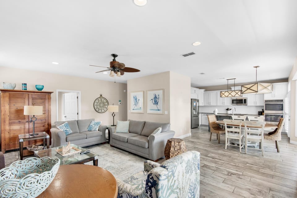 House, Multiple Beds (Ocean Breezes) | Living area | TV