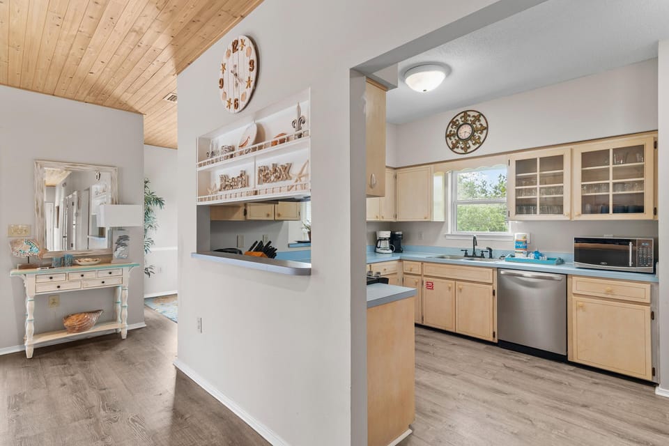 House, Multiple Beds (Crystal Cottage) | Private kitchen | Oven, toaster