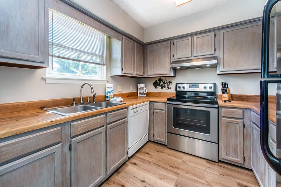 House, 2 Queen Beds (Surfer Girl) | Private kitchen | Oven, toaster