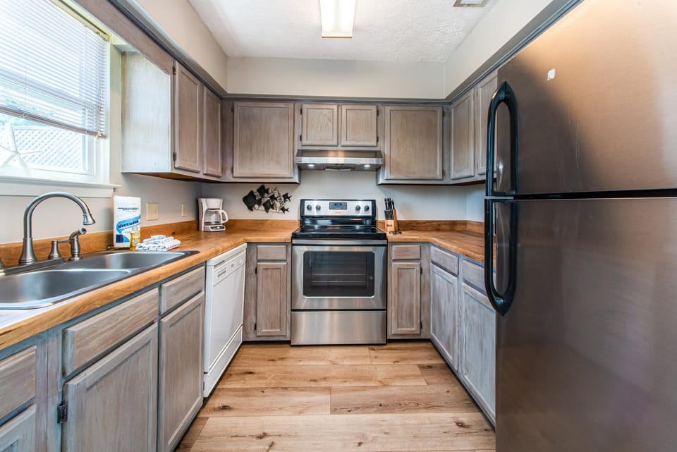 House, 2 Queen Beds (Surfer Girl) | Private kitchen | Oven, toaster