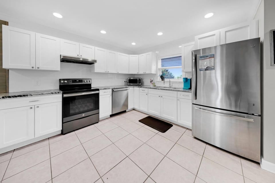 House, Multiple Beds (Sea Bluff 14) | Private kitchen | Oven, toaster