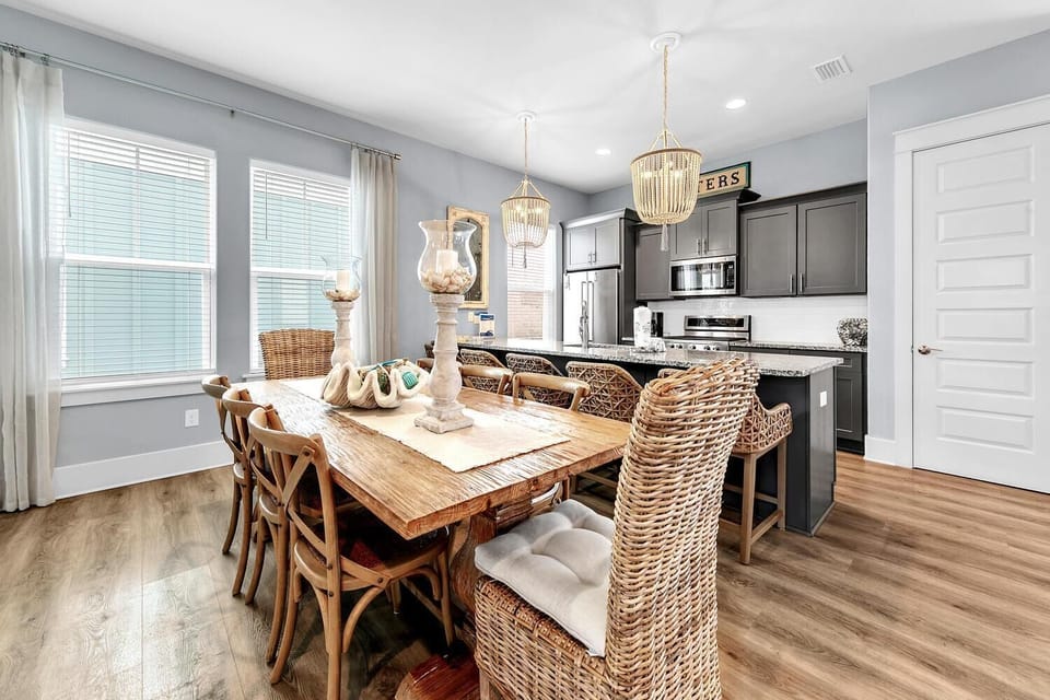 House, Multiple Beds (Sandy Cheeks) | Dining