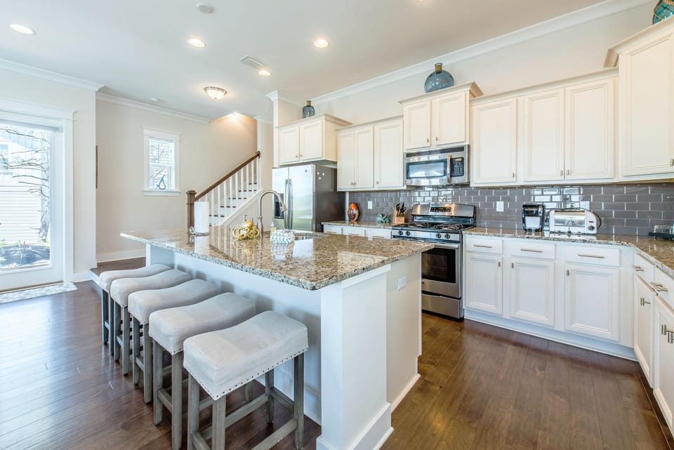 House, Multiple Beds (Chalet Mer) | Private kitchen | Oven, toaster