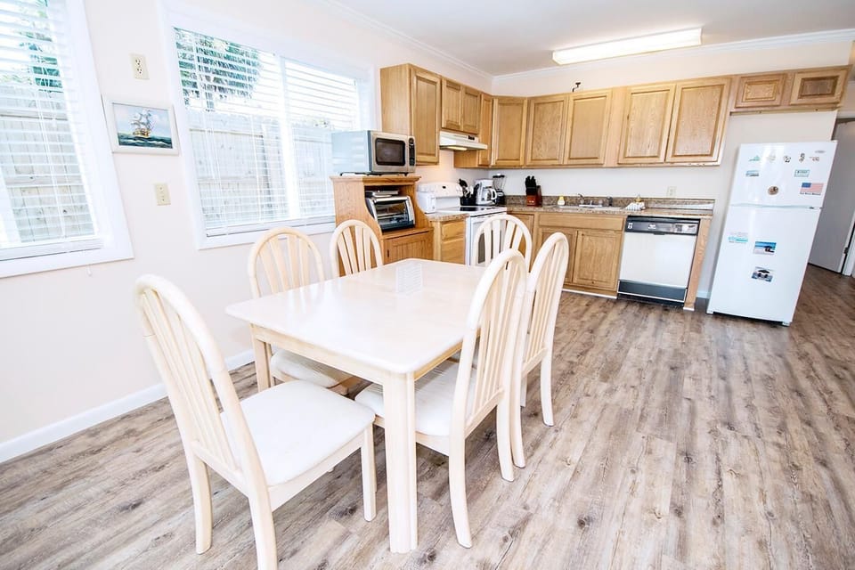 Condo, 1 King Bed with Sofa bed (Ramsgate 3) | Dining