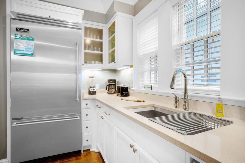 House, Multiple Beds (Captain's Cottage) | Private kitchen | Oven, toaster