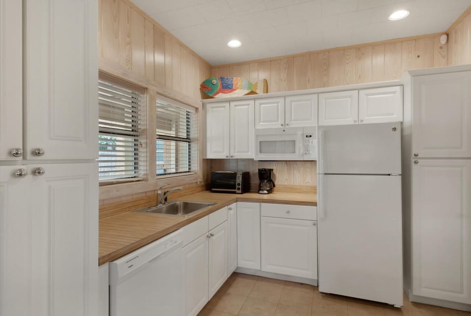 House, Multiple Beds (Butterfly Bluff) | Private kitchen | Oven, toaster