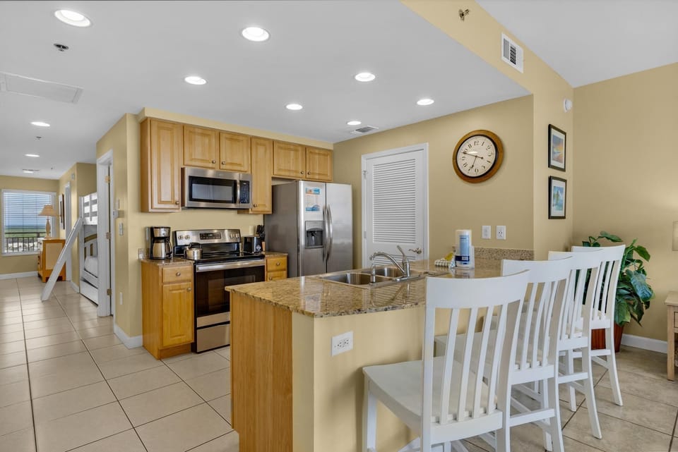 Condo, 1 King Bed with Sofa bed (Splash 1803E) | Private kitchen | Oven, toaster