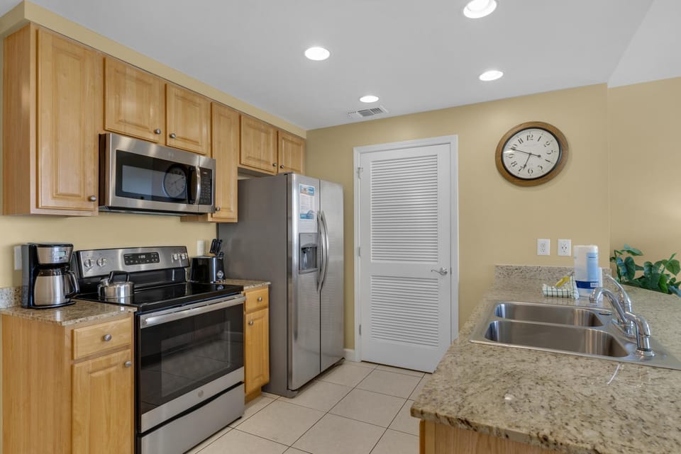 Condo, 1 King Bed with Sofa bed (Splash 1803E) | Private kitchen | Oven, toaster