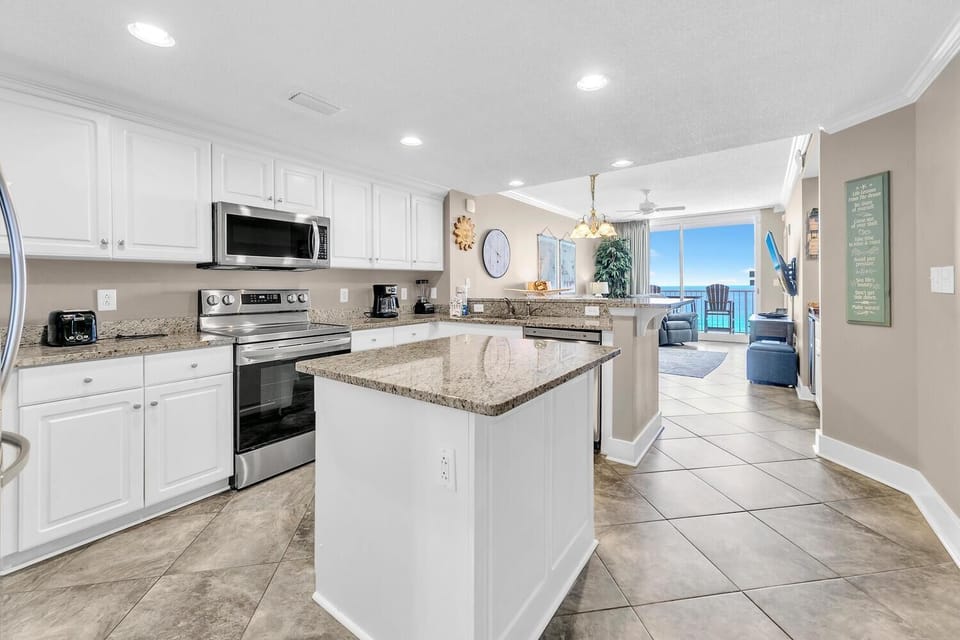Condo, Multiple Beds (Majestic Beach Towers 2-1005) | Private kitchen | Oven, toaster