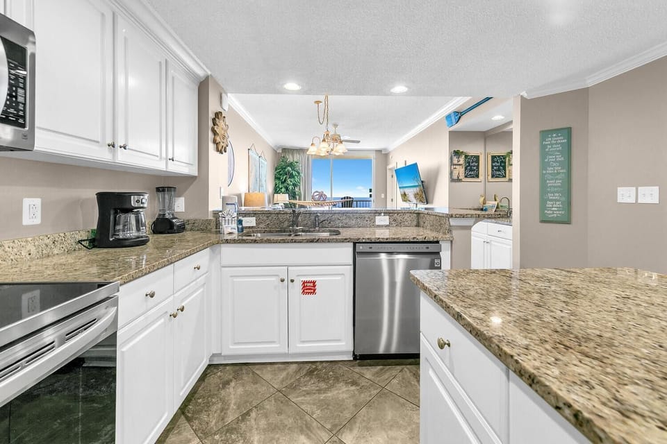 Condo, Multiple Beds (Majestic Beach Towers 2-1005) | Private kitchen | Oven, toaster