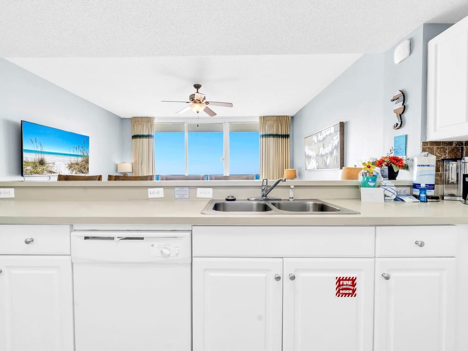Condo, 1 King Bed with Sofa bed (Majestic Beach Towers 1-2314) | Private kitchen | Oven, toaster
