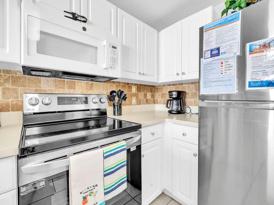 Condo, 1 King Bed with Sofa bed (Majestic Beach Towers 1-2314) | Private kitchen | Oven, toaster