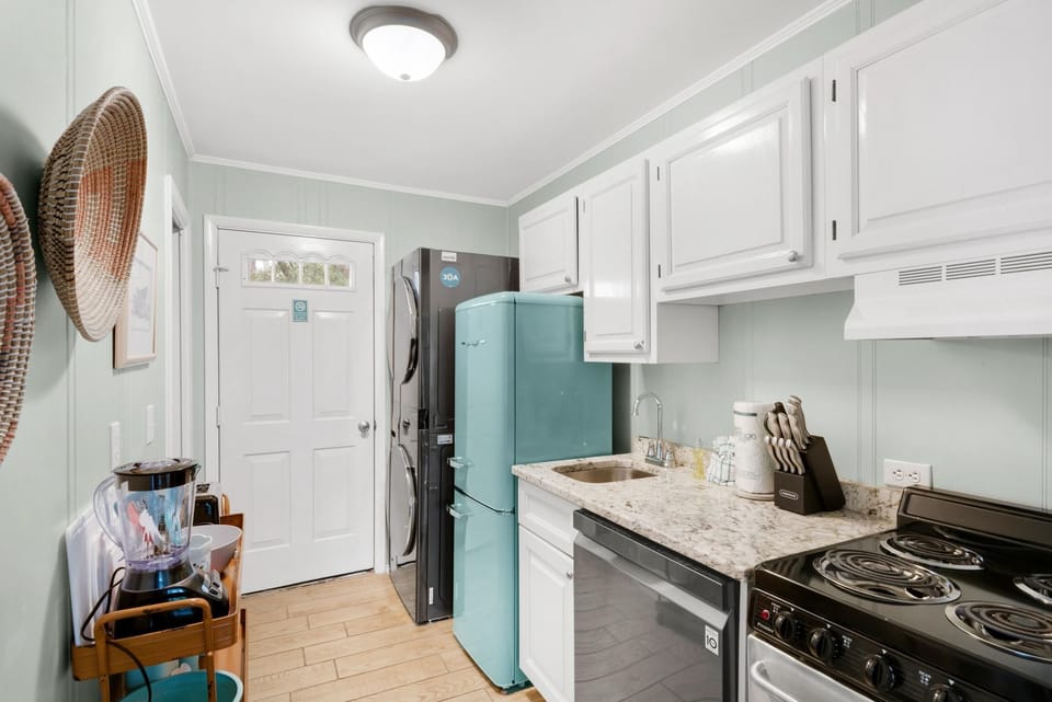 House, 1 Queen Bed with Sofa bed (Grayt Escape) | Private kitchen | Oven, toaster