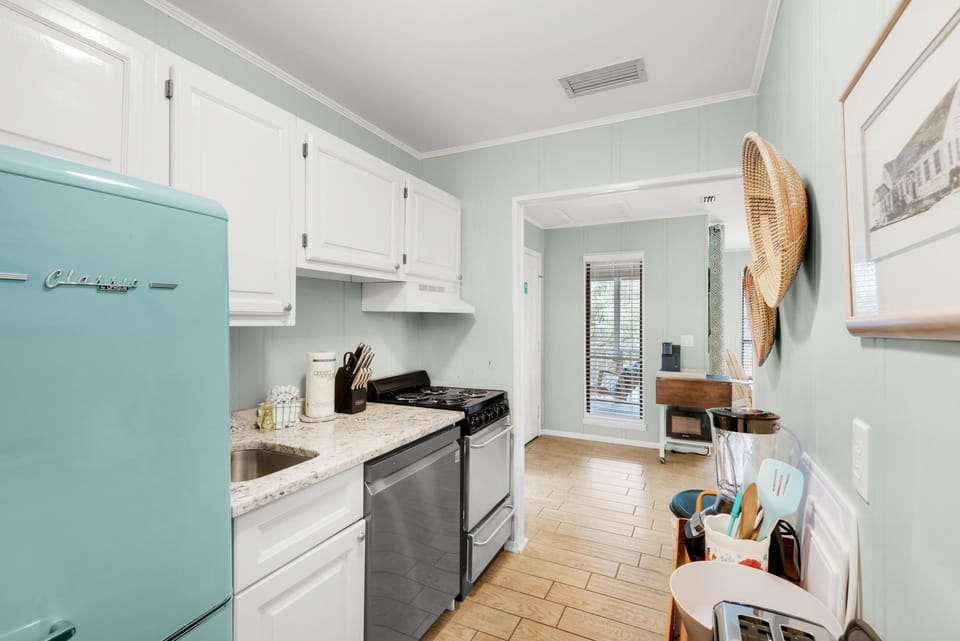 House, 1 Queen Bed with Sofa bed (Grayt Escape) | Private kitchen | Oven, toaster