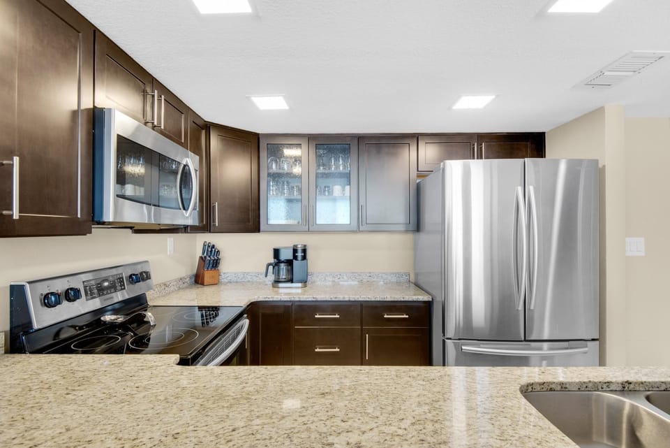 Apartment, Multiple Beds (East Pass 209) | Private kitchen | Oven, toaster