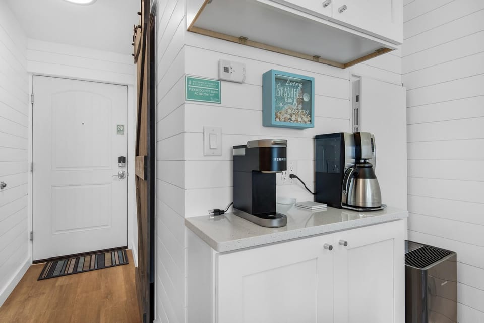 Studio, 1 King Bed with Sofa bed (Top of the Gulf 713) | Interior