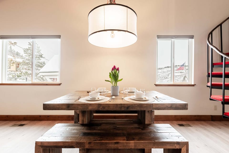 Dining Area with Seating for Up to 6