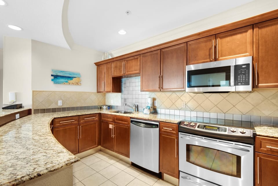 Condo, Multiple Beds (Emerald Grande W223) | Private kitchen | Oven, toaster