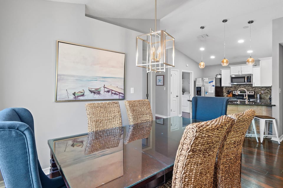 House, Multiple Beds (Shore Beats Work) | Dining