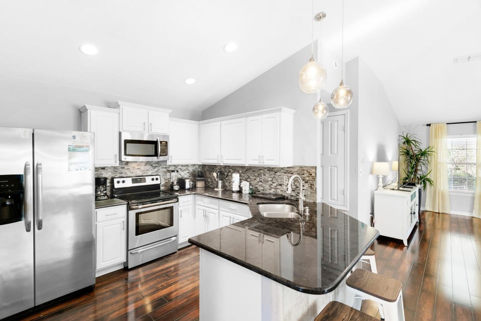 House, Multiple Beds (Shore Beats Work) | Private kitchen | Oven, toaster