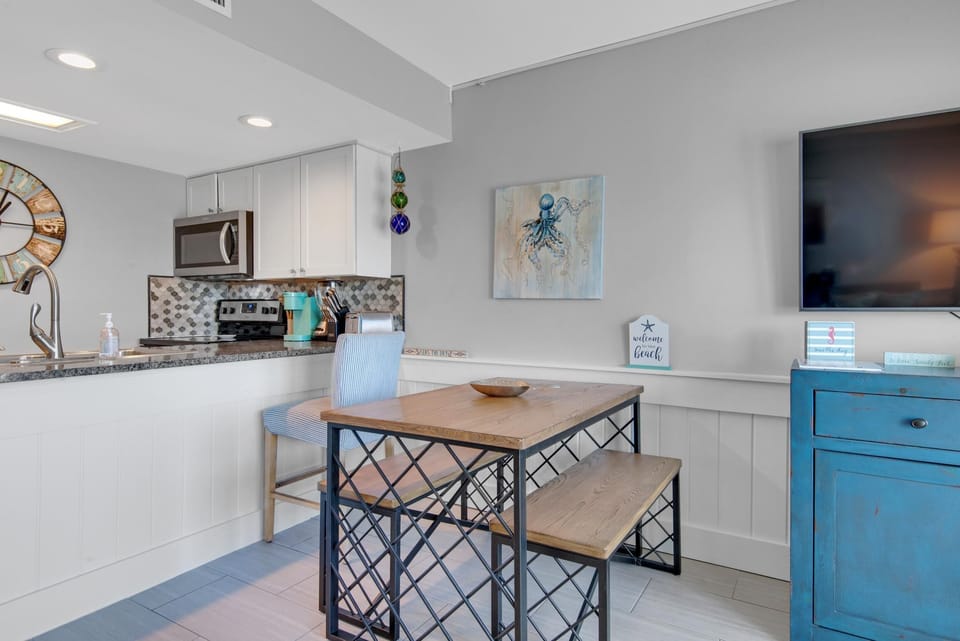 Condo, 1 King Bed with Sofa bed (Gulf View 216) | Dining
