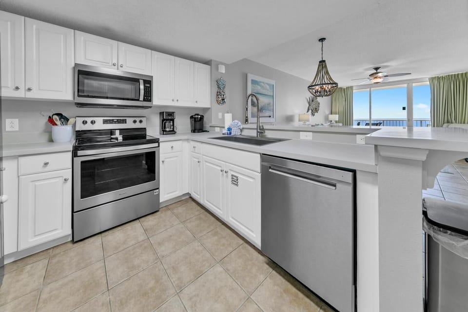 Condo, Multiple Beds (Majestic Beach Towers I 2002 Stay Sal) | Private kitchen | Oven, toaster