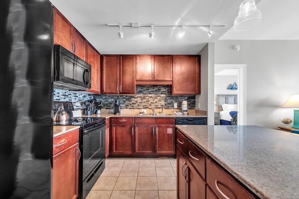 Condo, Multiple Beds (Laketown Wharf 1627) | Private kitchen | Oven, toaster