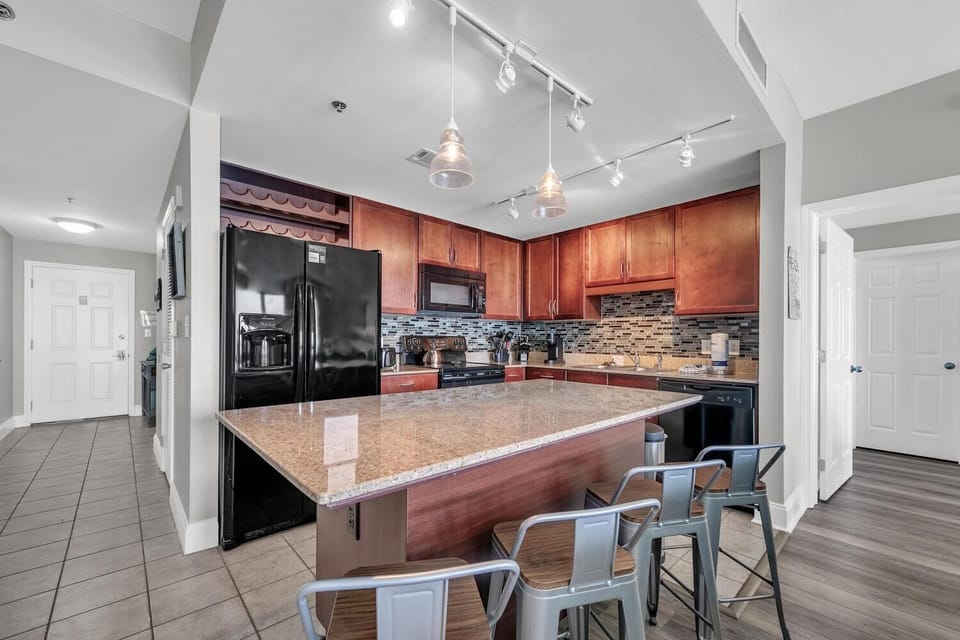Condo, Multiple Beds (Laketown Wharf 1627) | Private kitchen | Oven, toaster