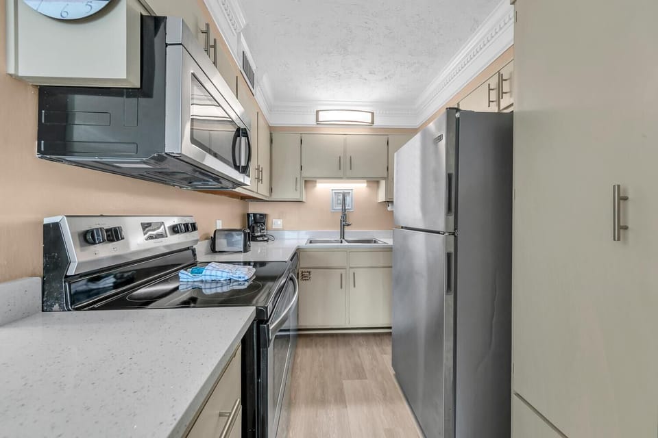 Condo, 1 King Bed with Sofa bed (The Summit 1323) | Private kitchen | Oven, toaster