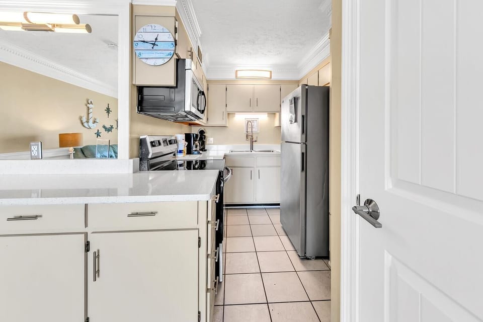 Condo, 1 King Bed with Sofa bed (The Summit 1323) | Private kitchen | Oven, toaster