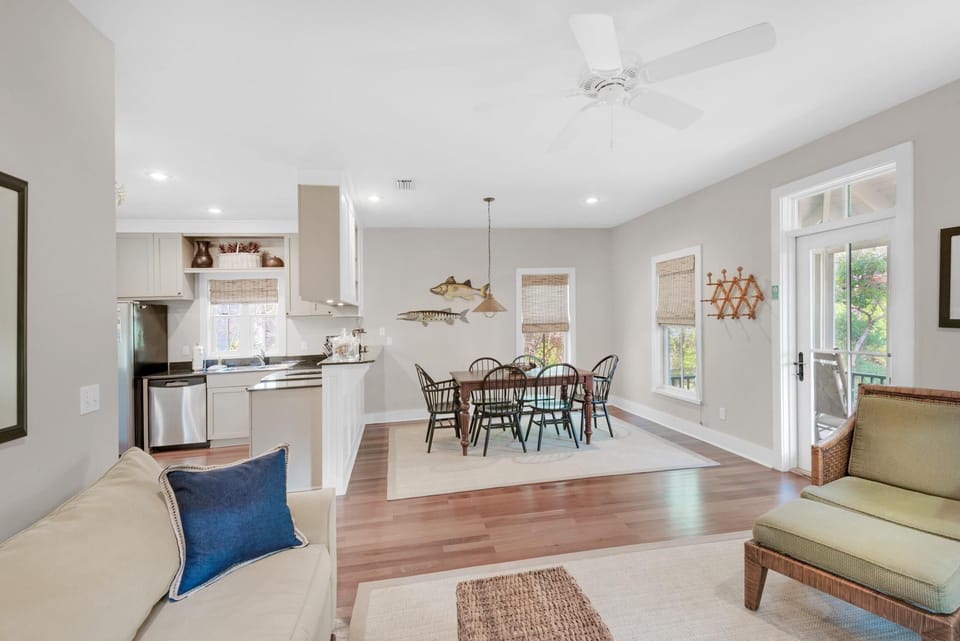 House, Multiple Beds (Magnolia Cottage) | Living area | TV