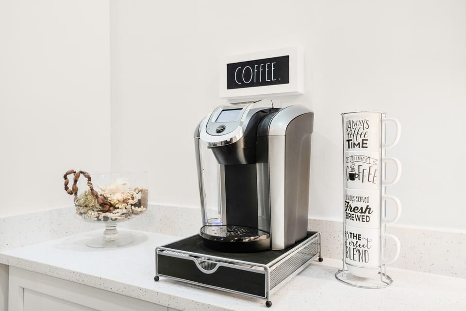 House, 1 King Bed with Sofa bed (Pearl Flamingo) | Coffee and/or coffee maker