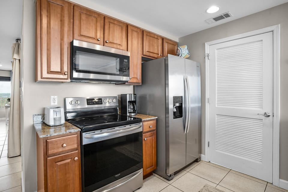 Condo, 1 King Bed with Sofa bed (Splash 603E) | Private kitchen | Oven, toaster