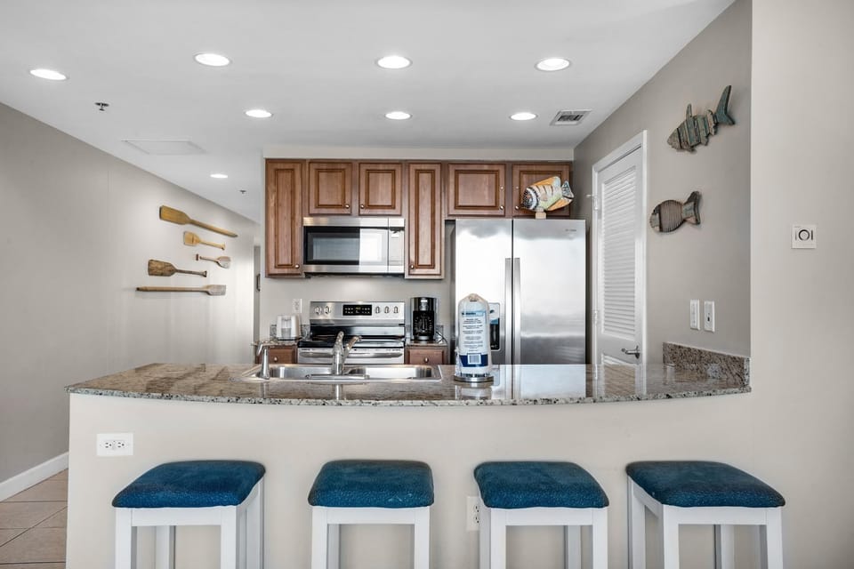 Condo, 1 King Bed with Sofa bed (Splash 603E) | Private kitchen | Oven, toaster