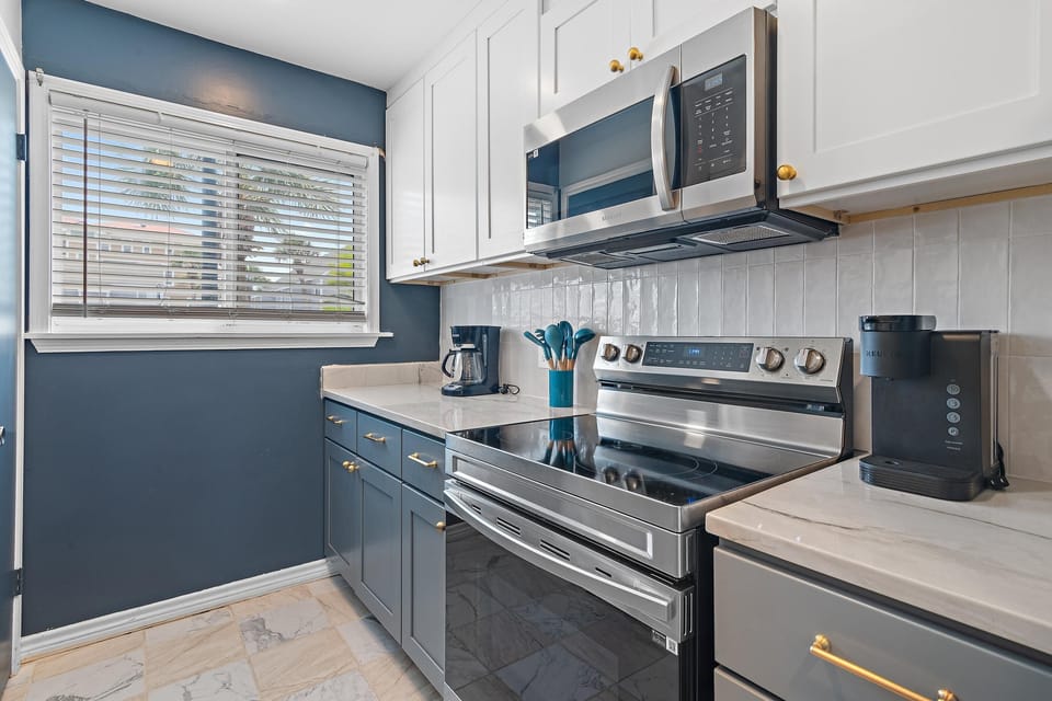 House, Multiple Beds (SouthBay by the Gulf #122 - Salty Paw) | Private kitchen | Oven, toaster