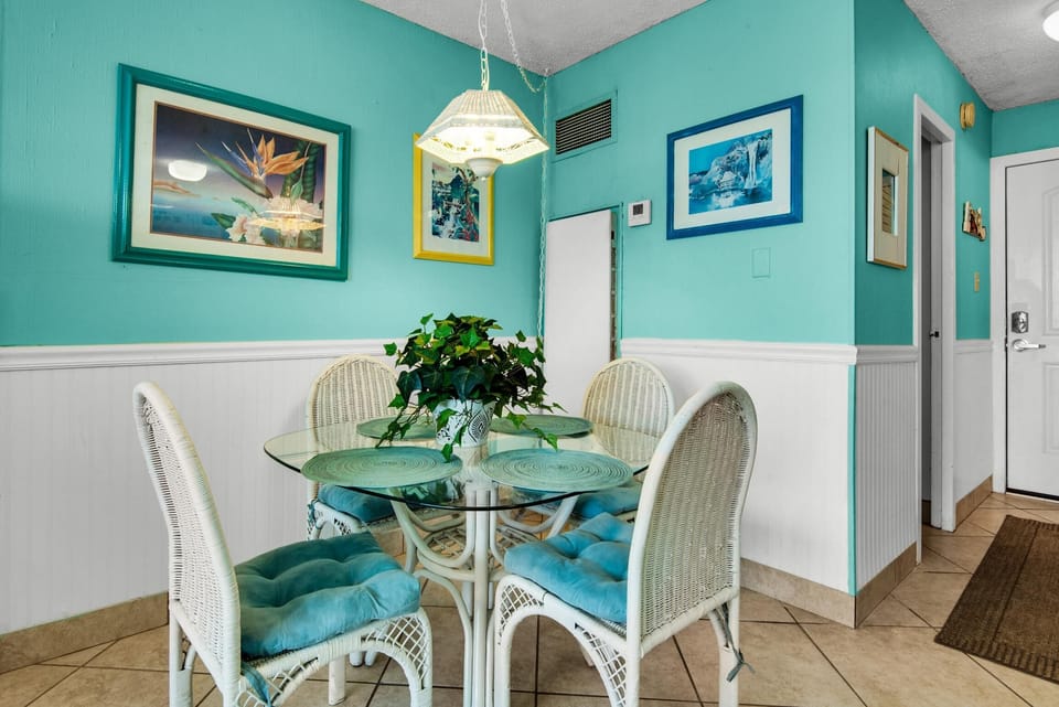 Studio, 1 Queen Bed with Sofa bed (Top of the Gulf 210) | Dining