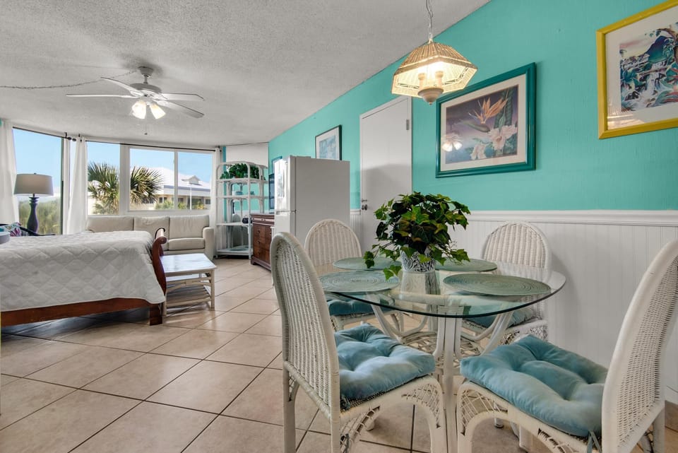 Studio, 1 Queen Bed with Sofa bed (Top of the Gulf 210) | Dining