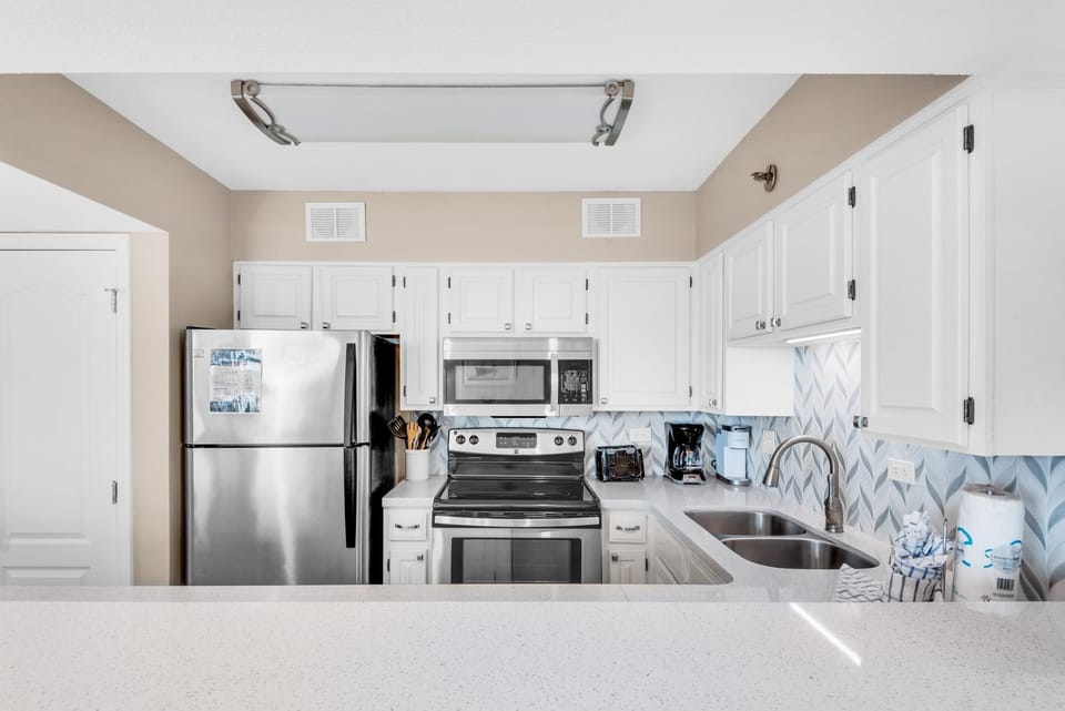 Condo, Multiple Beds (Mainsail 213) | Private kitchen | Oven, toaster