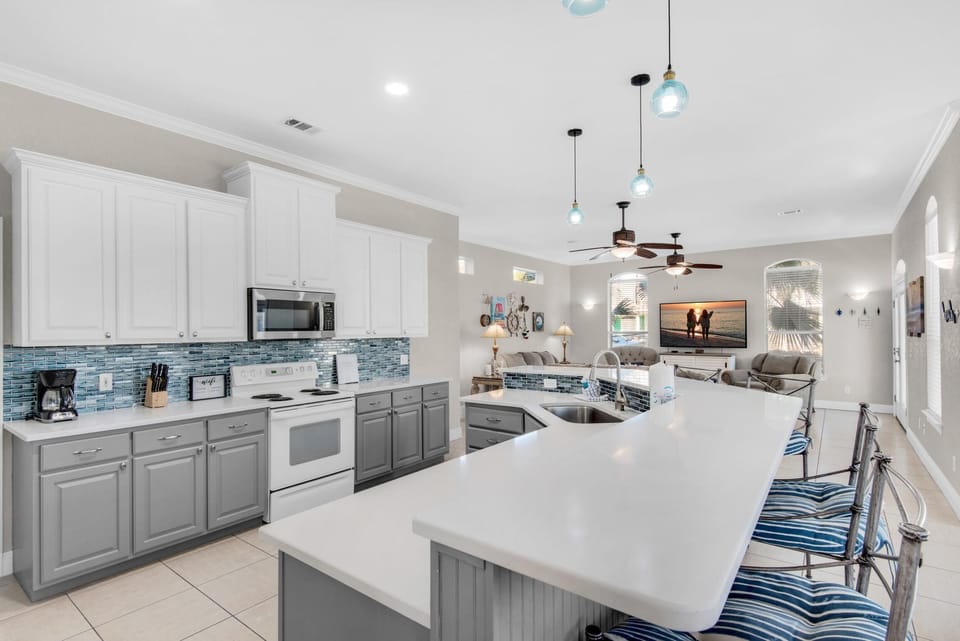 House, Multiple Beds (Miramar Magic) | Private kitchen | Oven, toaster