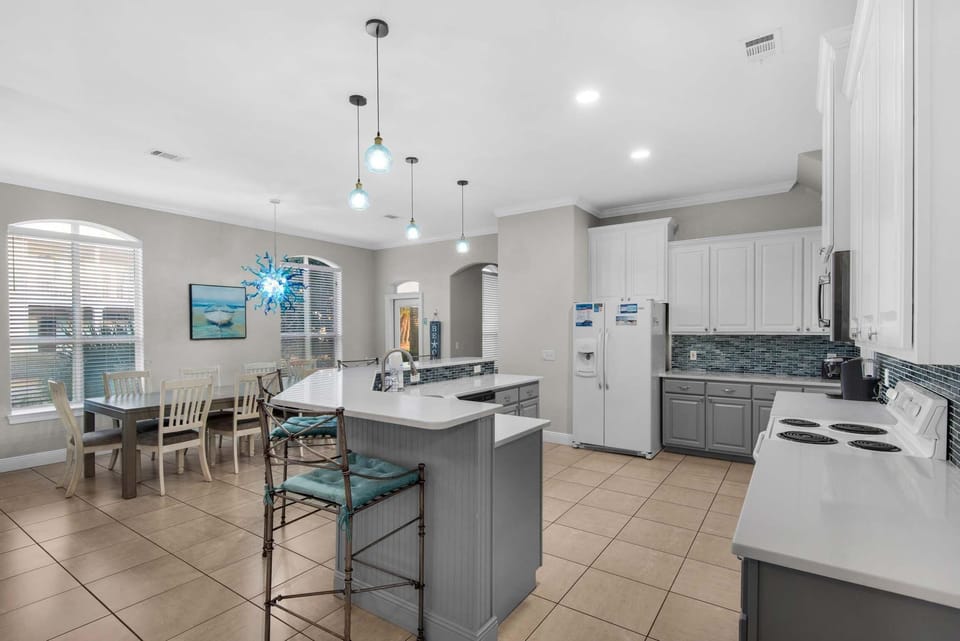 House, Multiple Beds (Miramar Magic) | Private kitchen | Oven, toaster
