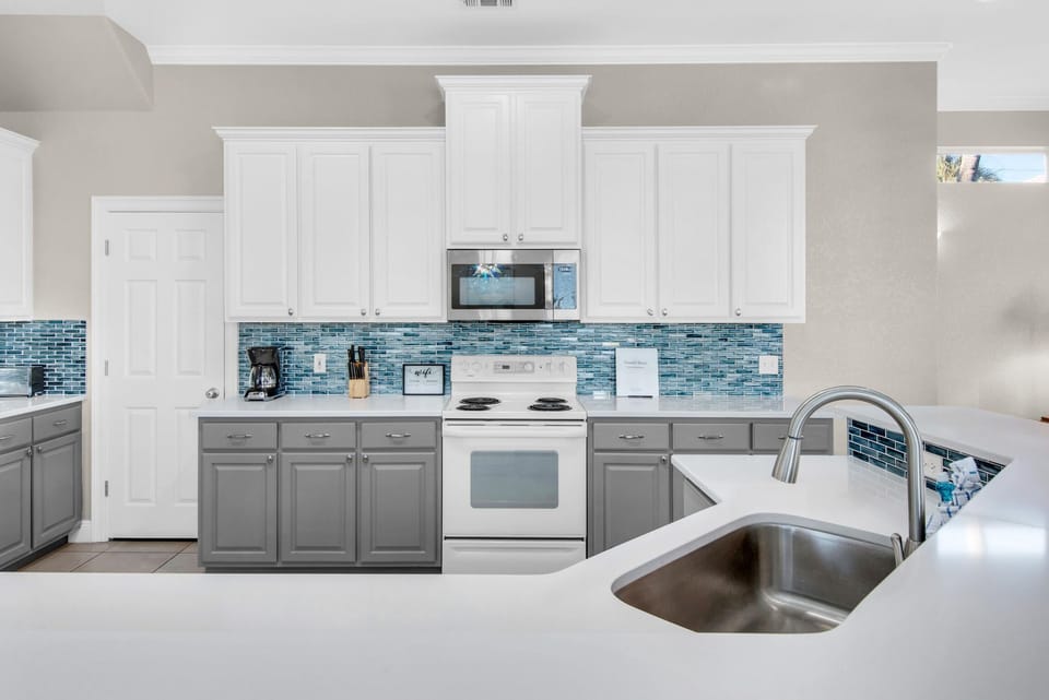 House, Multiple Beds (Miramar Magic) | Private kitchen | Oven, toaster