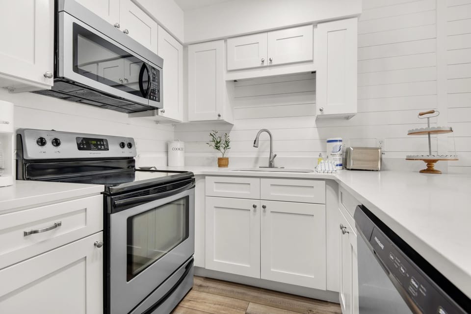 Condo, 1 King Bed with Sofa bed (Southwind A-3 - Fleur De Sea) | Private kitchen | Oven, toaster