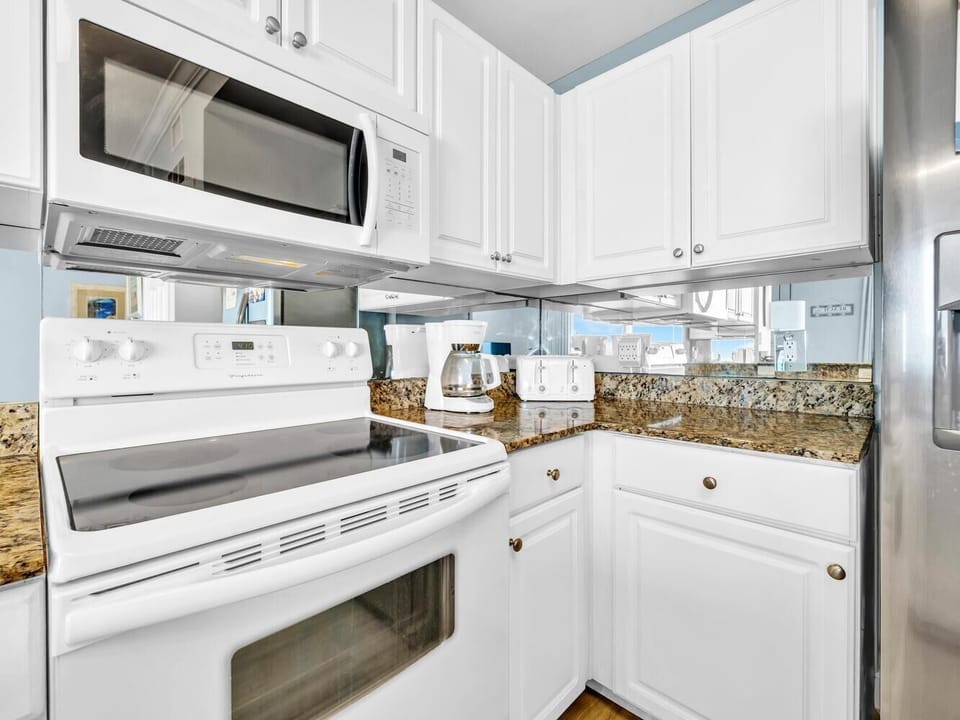Condo, 1 King Bed with Sofa bed (Tidewater 607) | Private kitchen | Oven, toaster