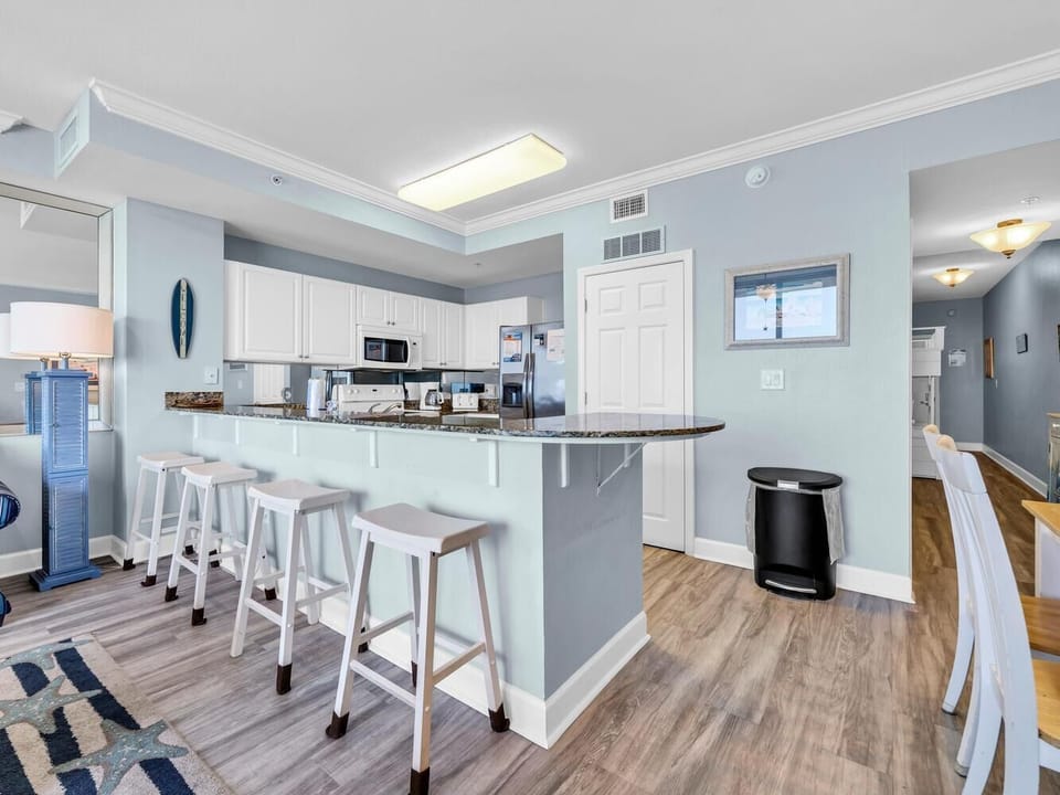 Condo, 1 King Bed with Sofa bed (Tidewater 607) | Private kitchen | Oven, toaster